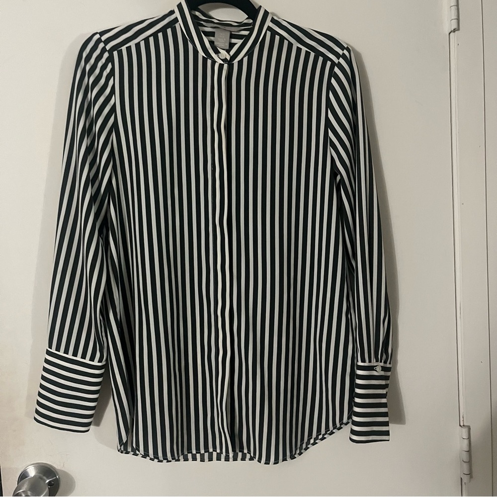 {H&M} 🔷 stripped button down